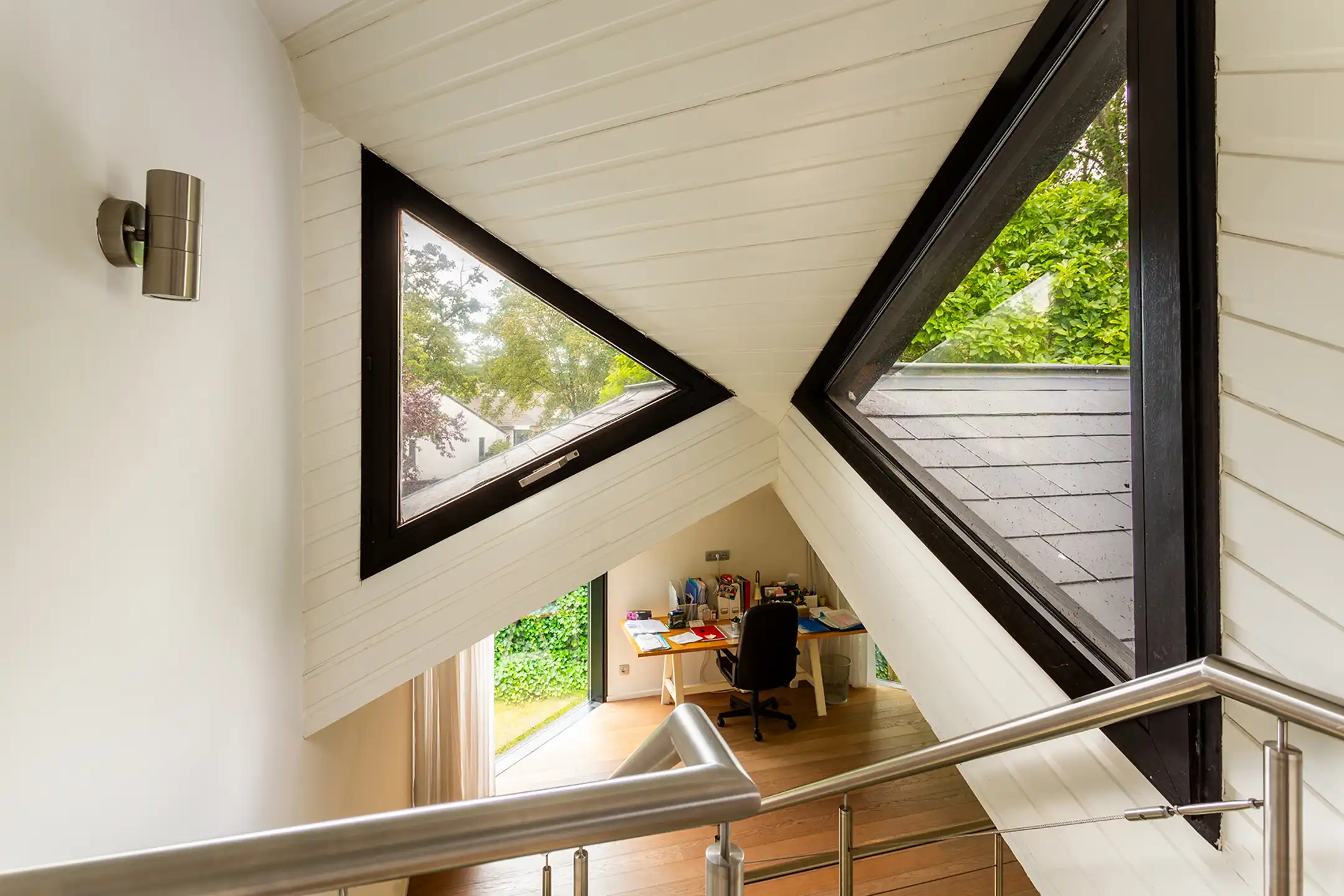 Topgelegen architectenwoning met ruim tuin en binnenzwembad. foto 16