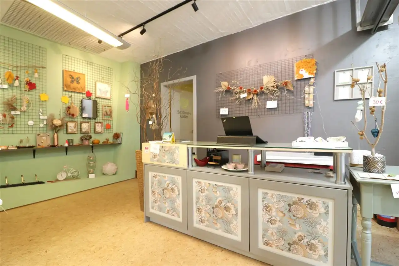 handelszaak met hoge zichtbaarheid en mooie etalage  foto 13