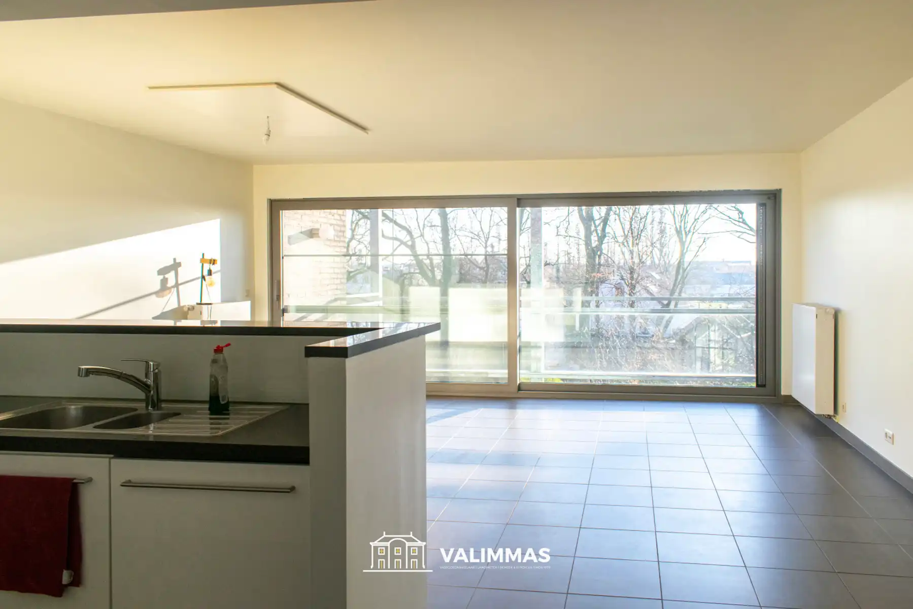 Instapklaar appartement met terras, kelder en event. garage. foto 12