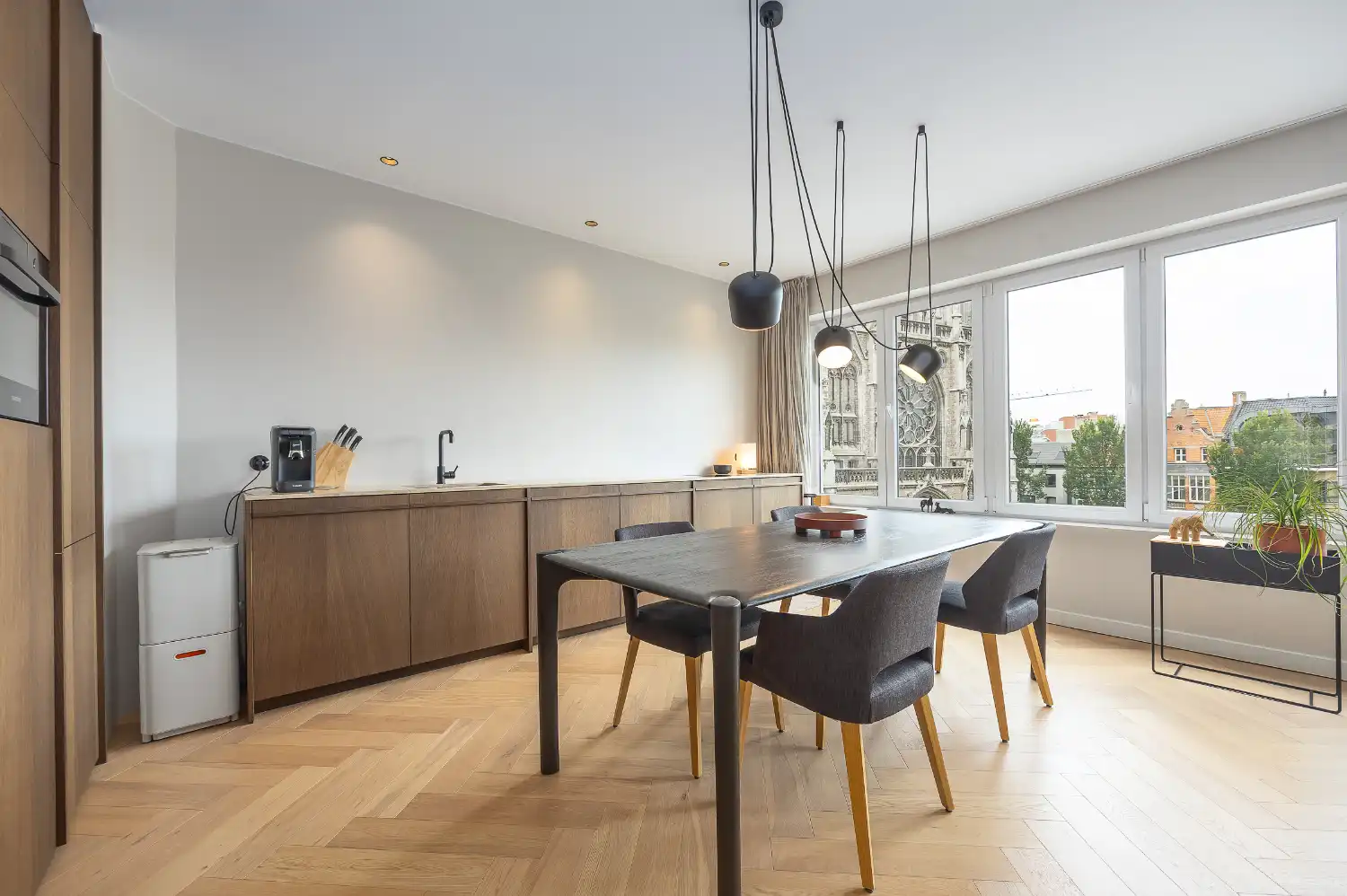 Gerenoveerd twee slaapkamer appartement met open zicht foto 4