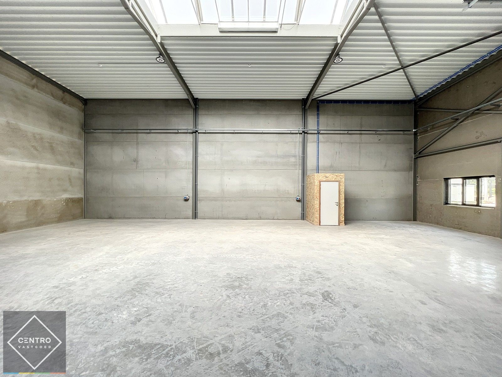 Kwalitatief en goed geïsoleerd NB MAGAZIJN (225m2), voorzien van elektrische sectionaalpoort, deur, raam (voor kantoor) en 2 private parkeerplaatsen op industriezone te Waregem. foto 4