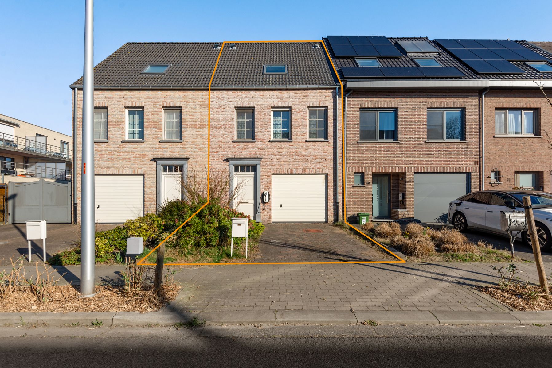 Centraal gelegen rijwoning met gelijkvloers wonen foto {{pictureIndex}}