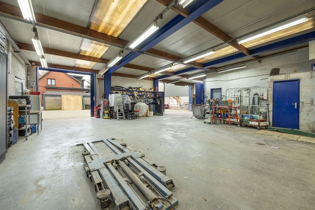 Magazijn met bureel in industriezone foto 4
