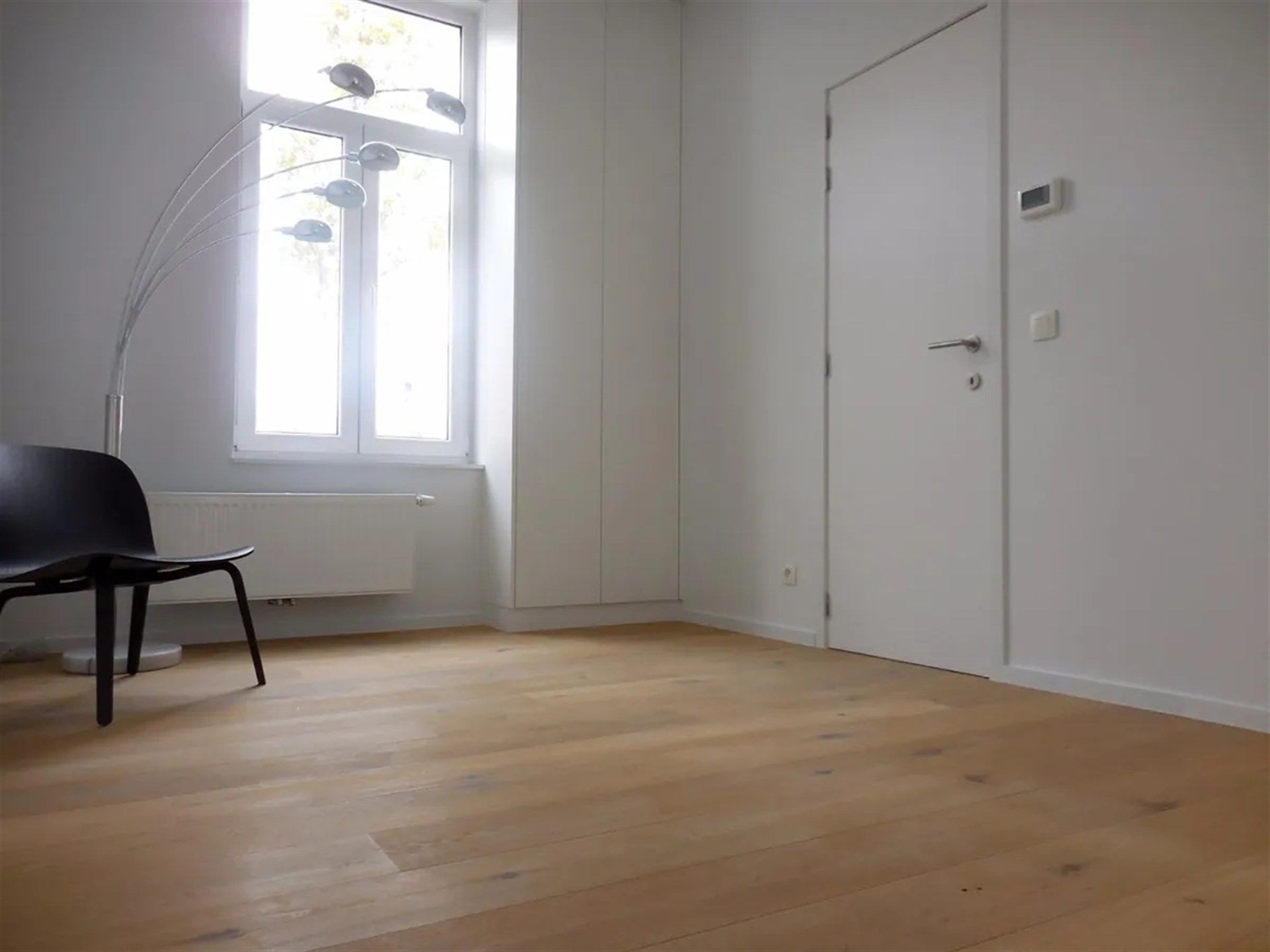 Knusse gerenoveerde rijwoning met 3 slaapkamers. foto 3