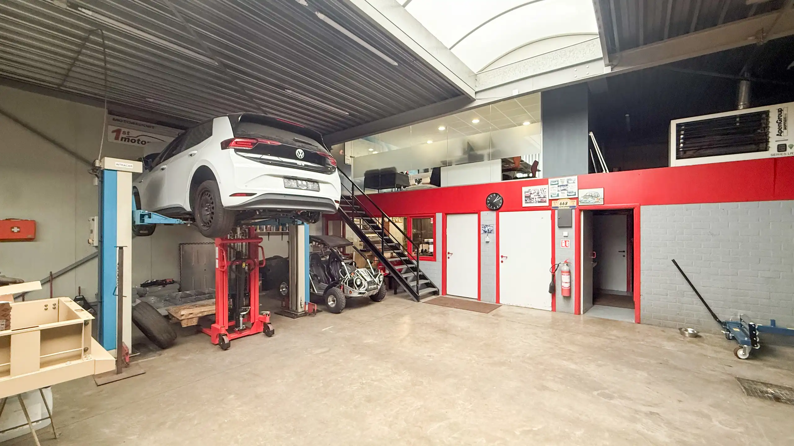 Gelijkvloerse woning met ruim magazijn en zwembad! foto 55
