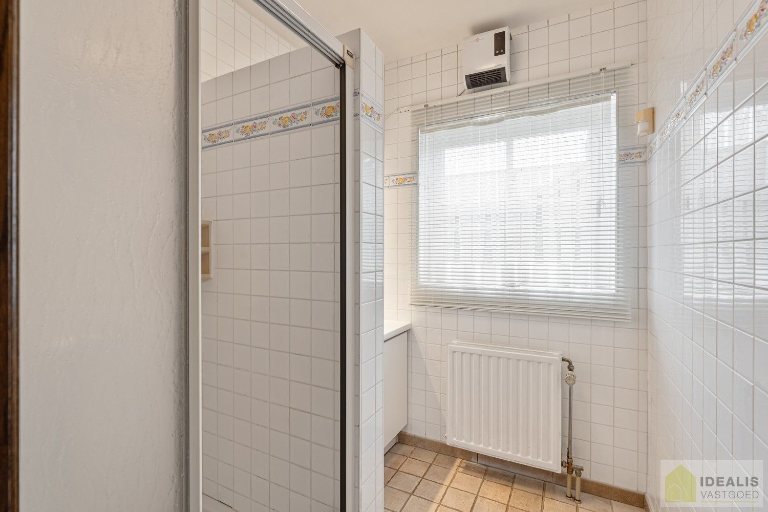 RUIME, INSTAPKLARE EN ENERGETISCH AANGEPASTE WONING VOORZIEN VAN 15 ZONNEPANELEN EN ZONNEBOILER. RIANTE WOONKAMER, KNAPPE KEUKEN, APART BUREEL, APARTE HOBBYRUIMTE, FIJNE WASPLAATS, 4 SLAAPKAMERS, 2 BADKAMERS EN INPANDIGE GARAGE! foto 24