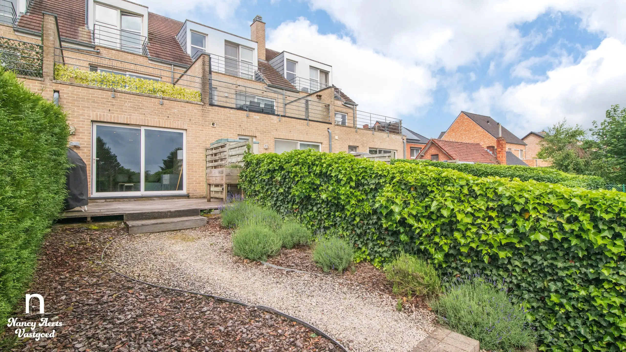 Lichtrijk gelijkvloers appartement met tuin en mooi uitzicht foto 18