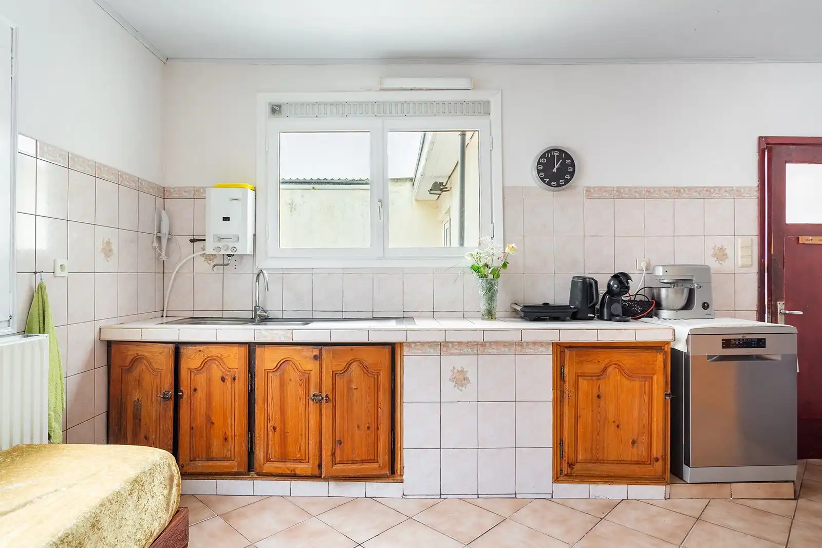 Op te frissen ruime woning met 7 slpk,3 badkamers,terras en garage foto 8