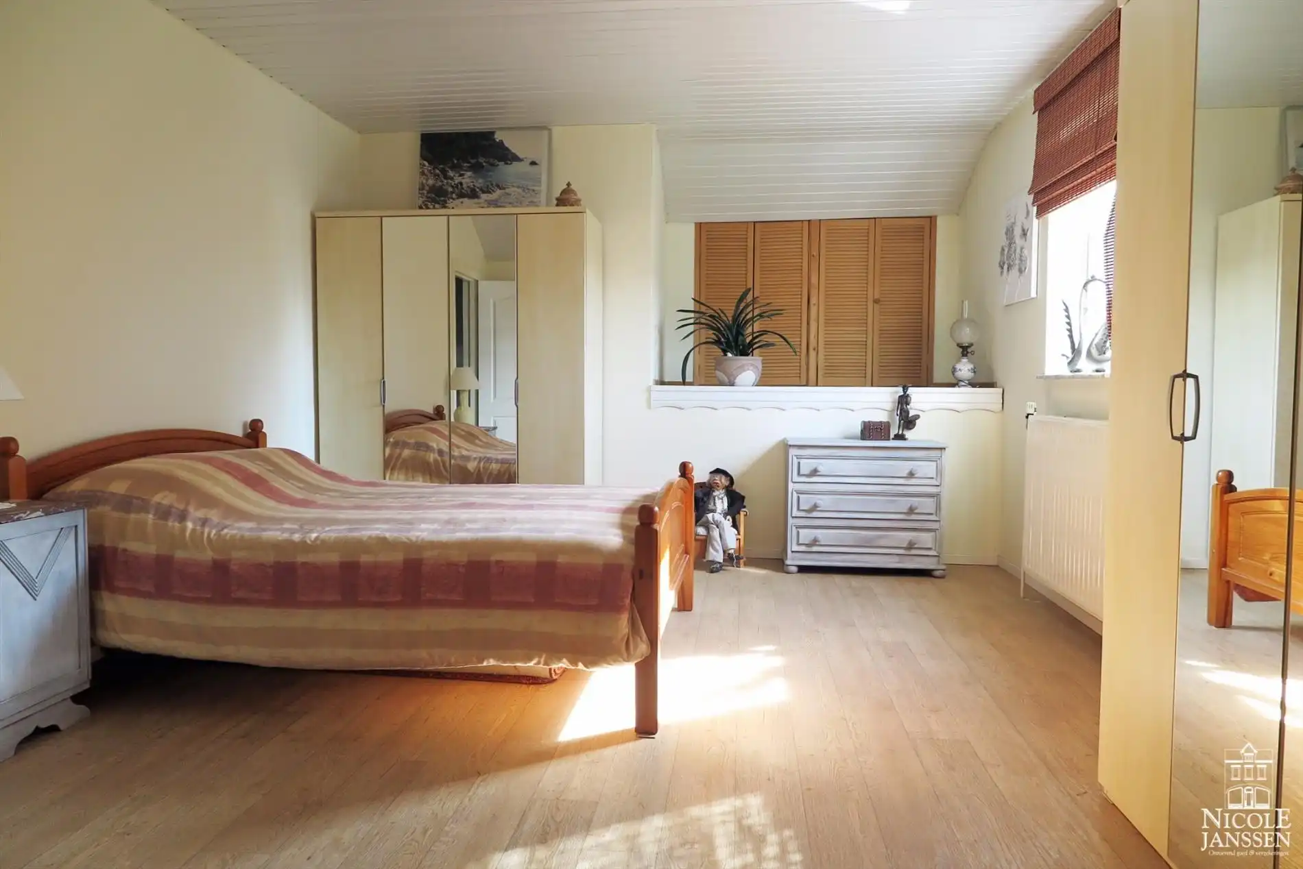 Praktisch split-level huis met mooi aangelegde tuin, zwembad en inpandige garage foto 21