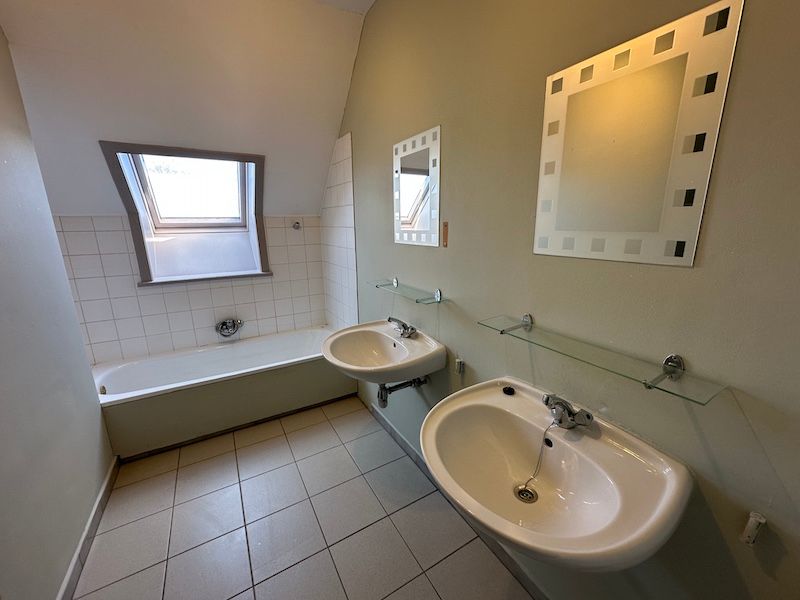 Gezellig 2-Slaapkamer appartement met terras & privé Garage foto 9