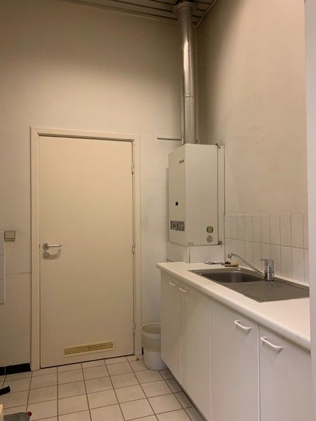 Actueel verhuurd - goed gelegen handelsgelijkvloers foto 10