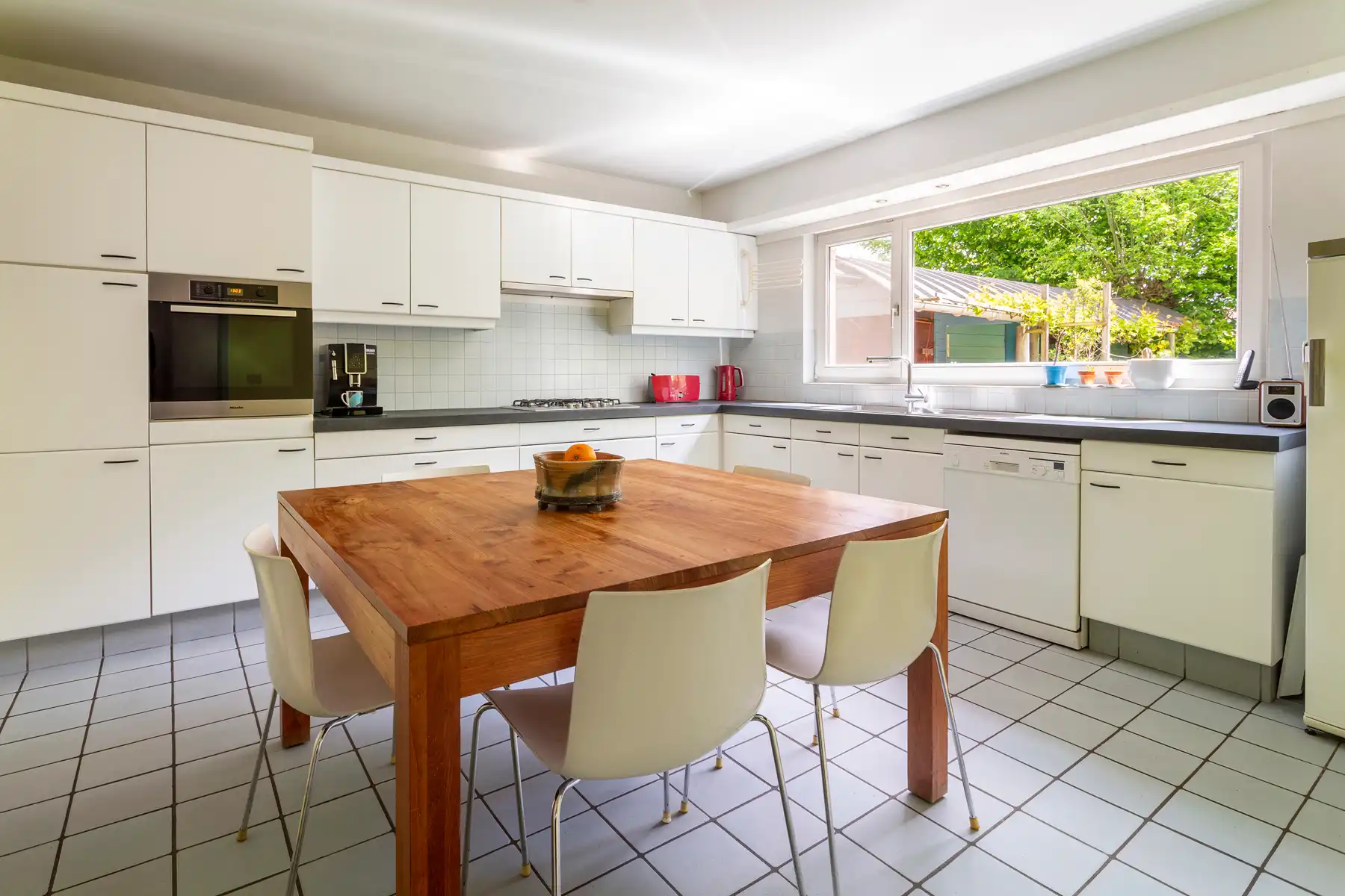 Ruime gezinswoning met zonnige tuin op toplocatie! foto 13