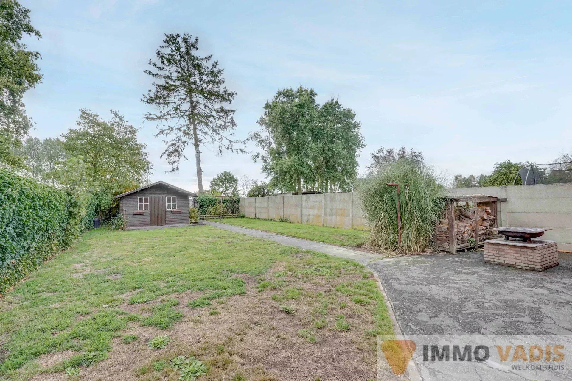 Ruime halfopen bebouwing op rustige locatie foto 28