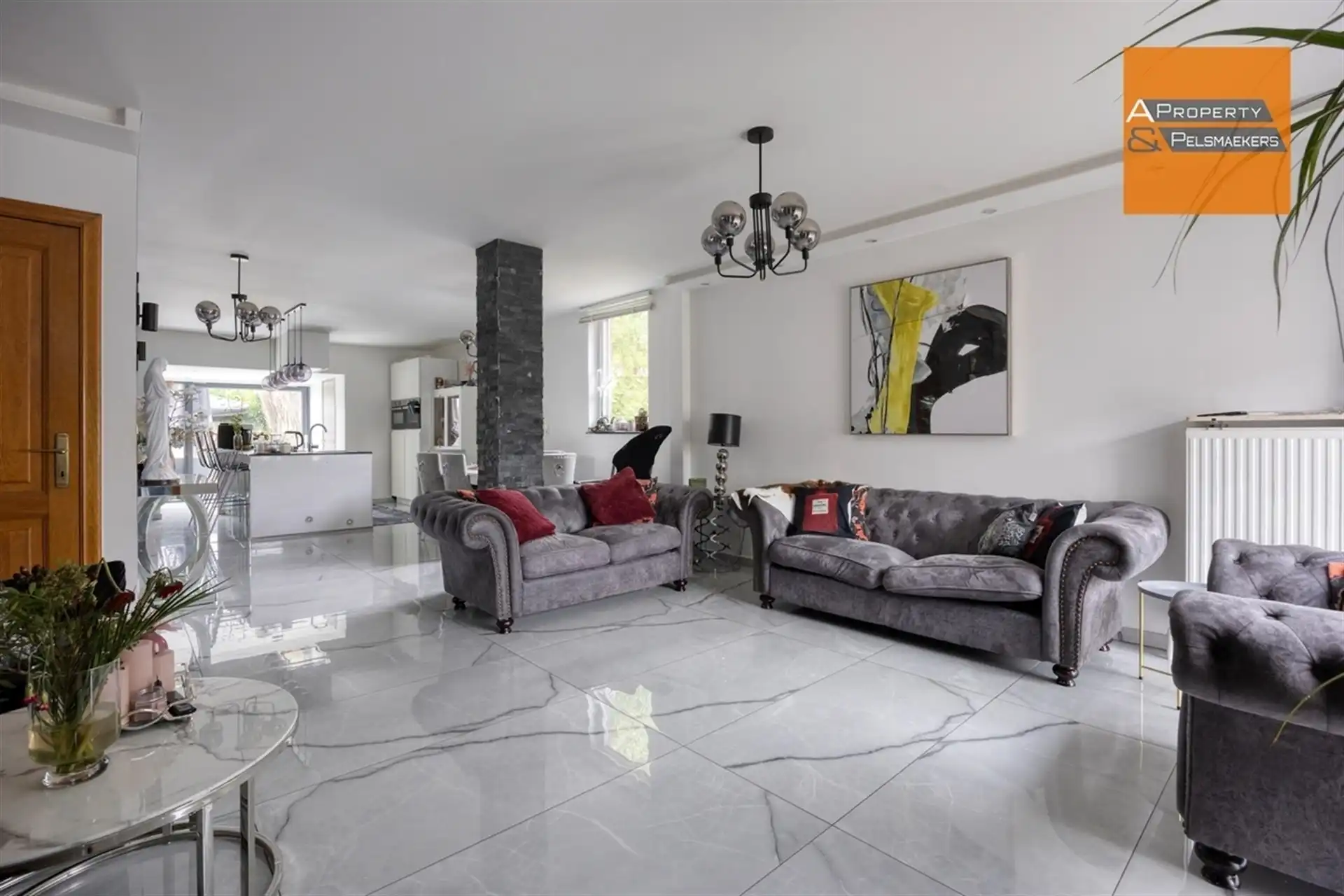 BOD AANVAARD Gezinswoning met 3 à 4 kamers , tuin en garage foto 2