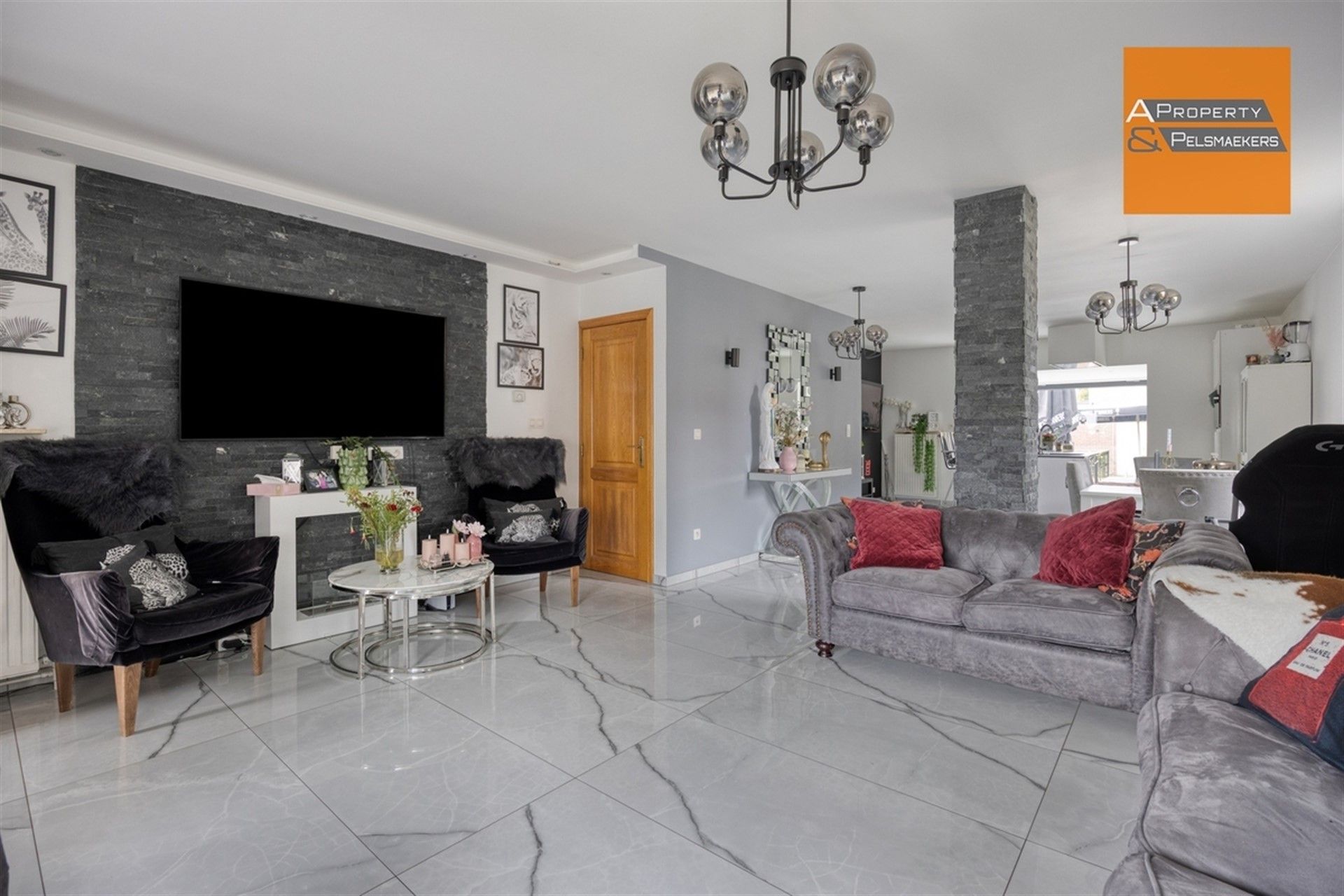 Gezinswoning met 3 à 4 kamers , tuin en garage foto 2