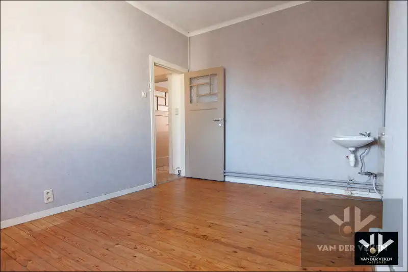 Ruime en goed gelegen te moderniseren rijwoning met gezellige binnekoer, garage en/of atelier foto 19