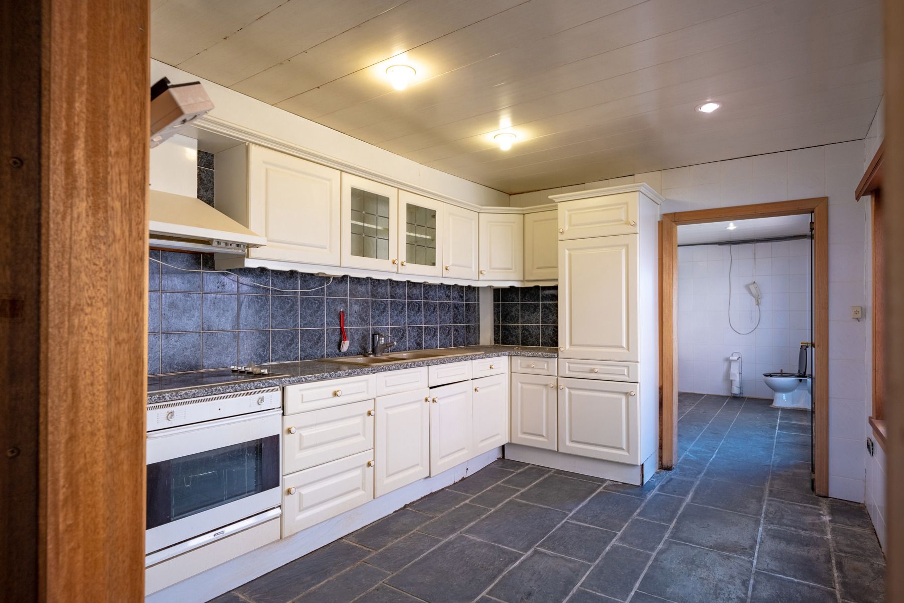Te renoveren woning met handige zij-ingang en grote tuin foto 4