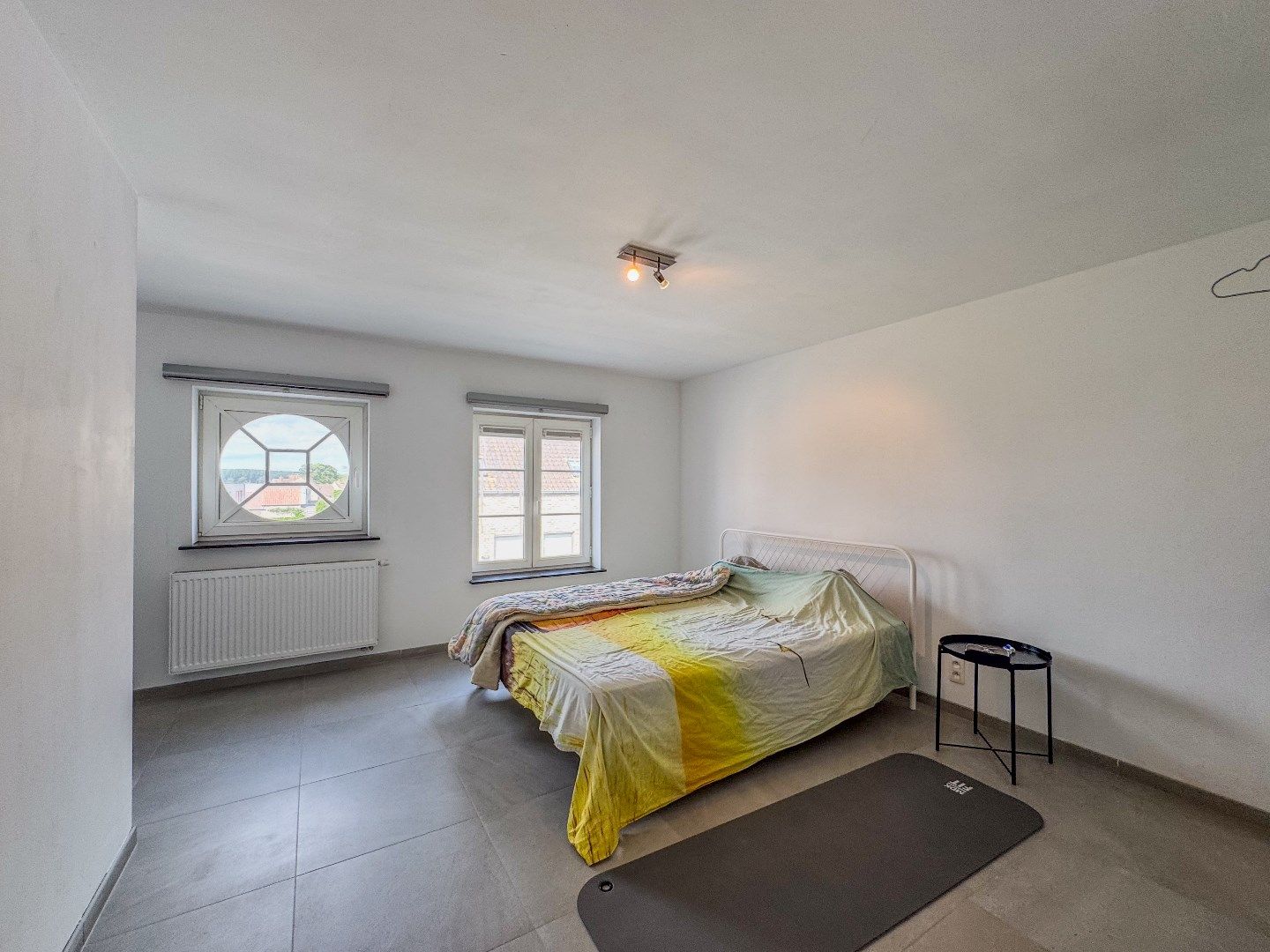 Ruime rijwoning met 3 slaapkamers en grote garage. foto 7