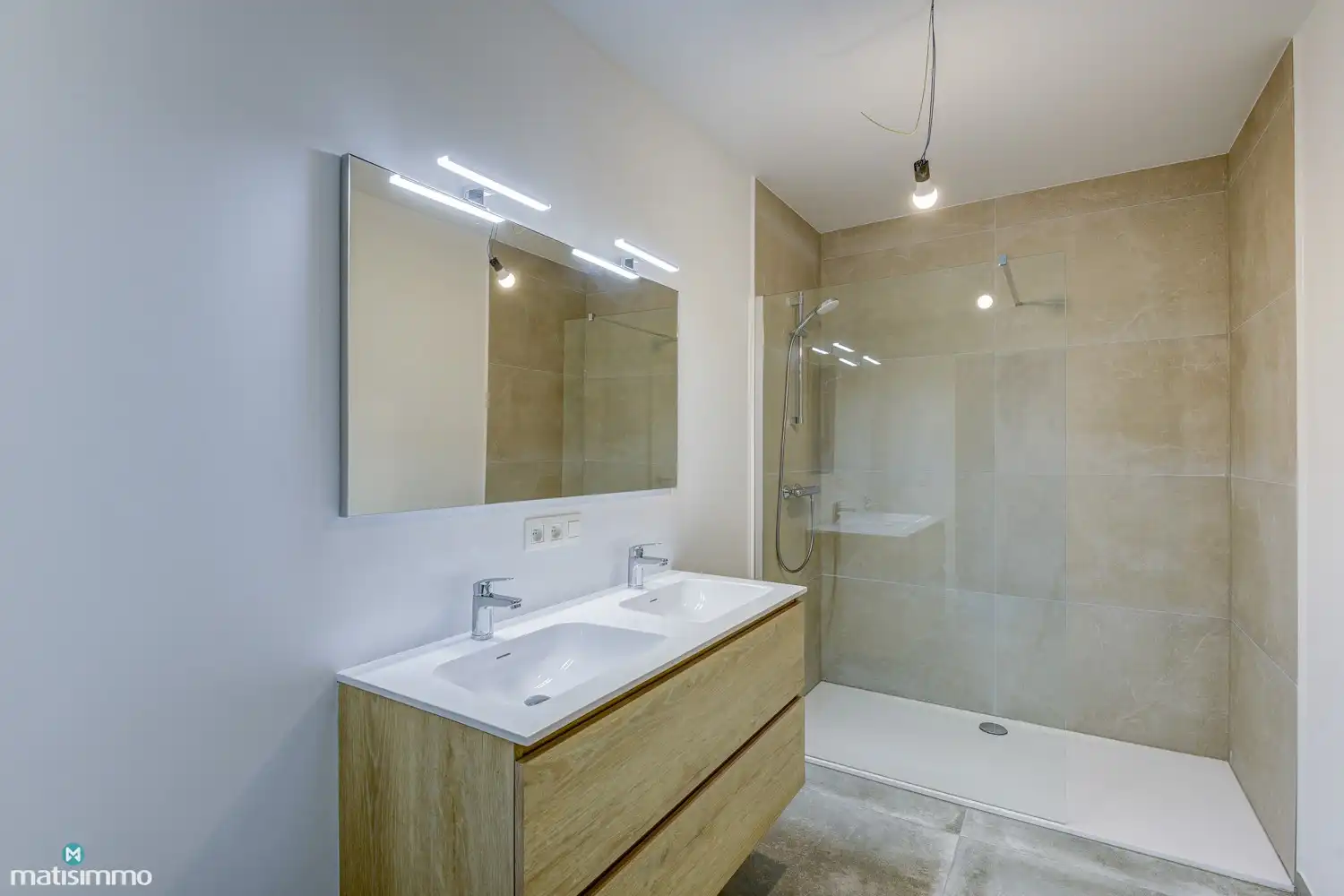 VOLLEDIG AFGEWERKTE EN GESCHILDERDE NIEUWBOUWWONING (EPB E10) MET 3 SLAAPKAMERS, 2 BADKAMERS, 2 GARAGES, KELDER EN AANGELEGDE TUIN IN WERM foto 22