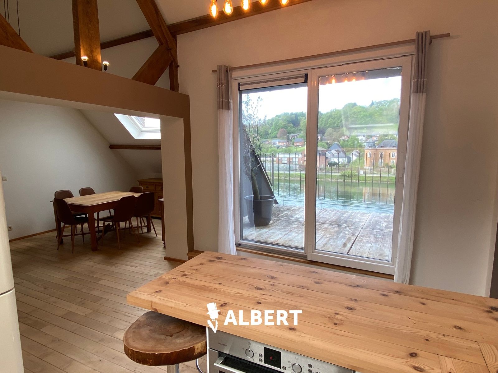 Prachtig gerenoveerde ruime woning (oude school) in Dinant! foto 29