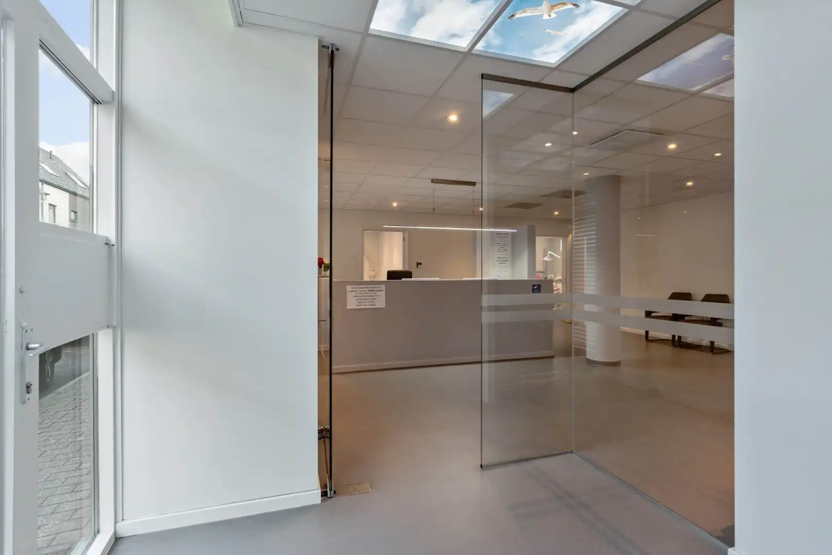 Ruim, zeer energiezuinig kantoor in het centrum van Neeroeteren met diverse mogelijkheden!   foto 2