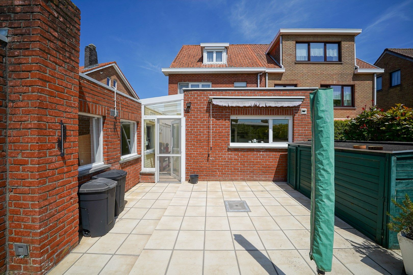 Halfopen woning met garage en zonnig terras te Mariakerke foto 3