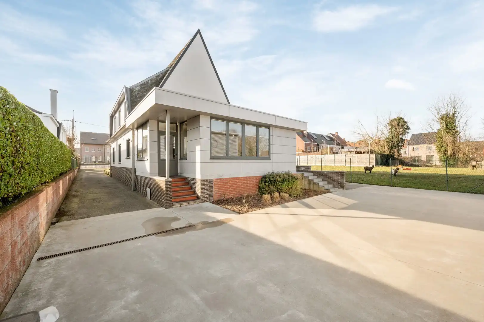 Unieke eigendom met vrijstaande woning met kantoor, loods en een grote dubbele garage foto 17