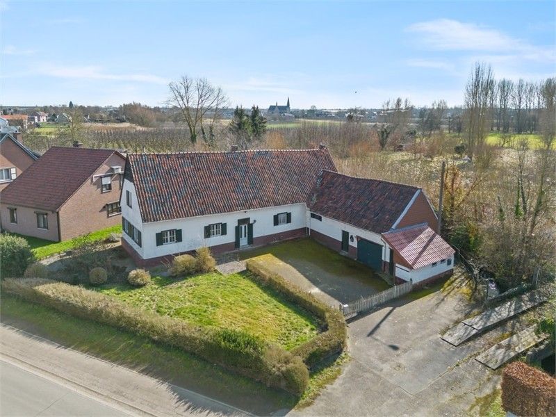 Hoofdfoto van de publicatie: RUIM TE RENOVEREN PAND MET VEEL POTENTIEEL IN HET GEZELLIGE ZEPPEREN