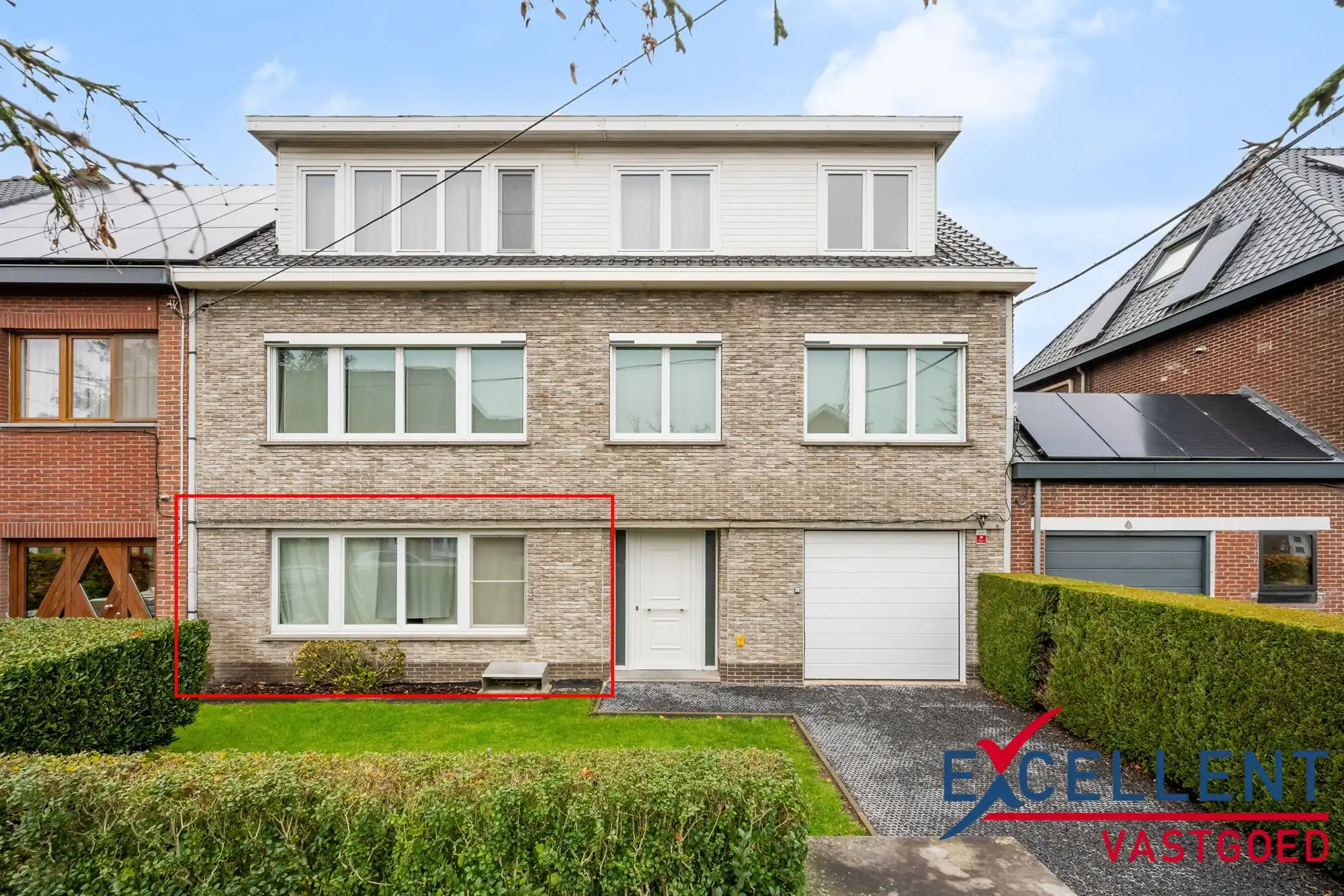 Instapklaar appartement met garagebox te Oostakker foto {{pictureIndex}}