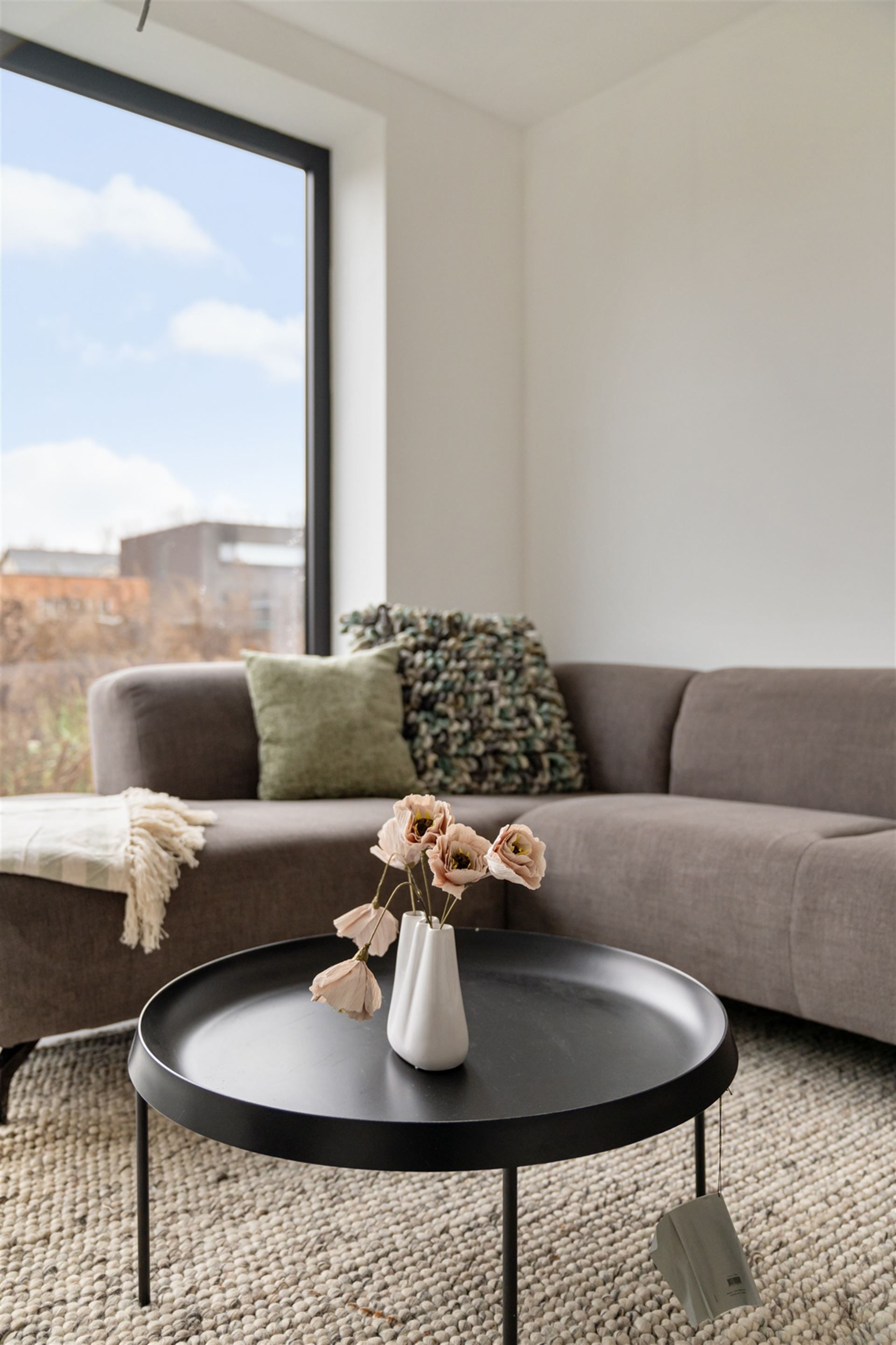 Gelijkvloerse woning met carport en tuin. foto 10