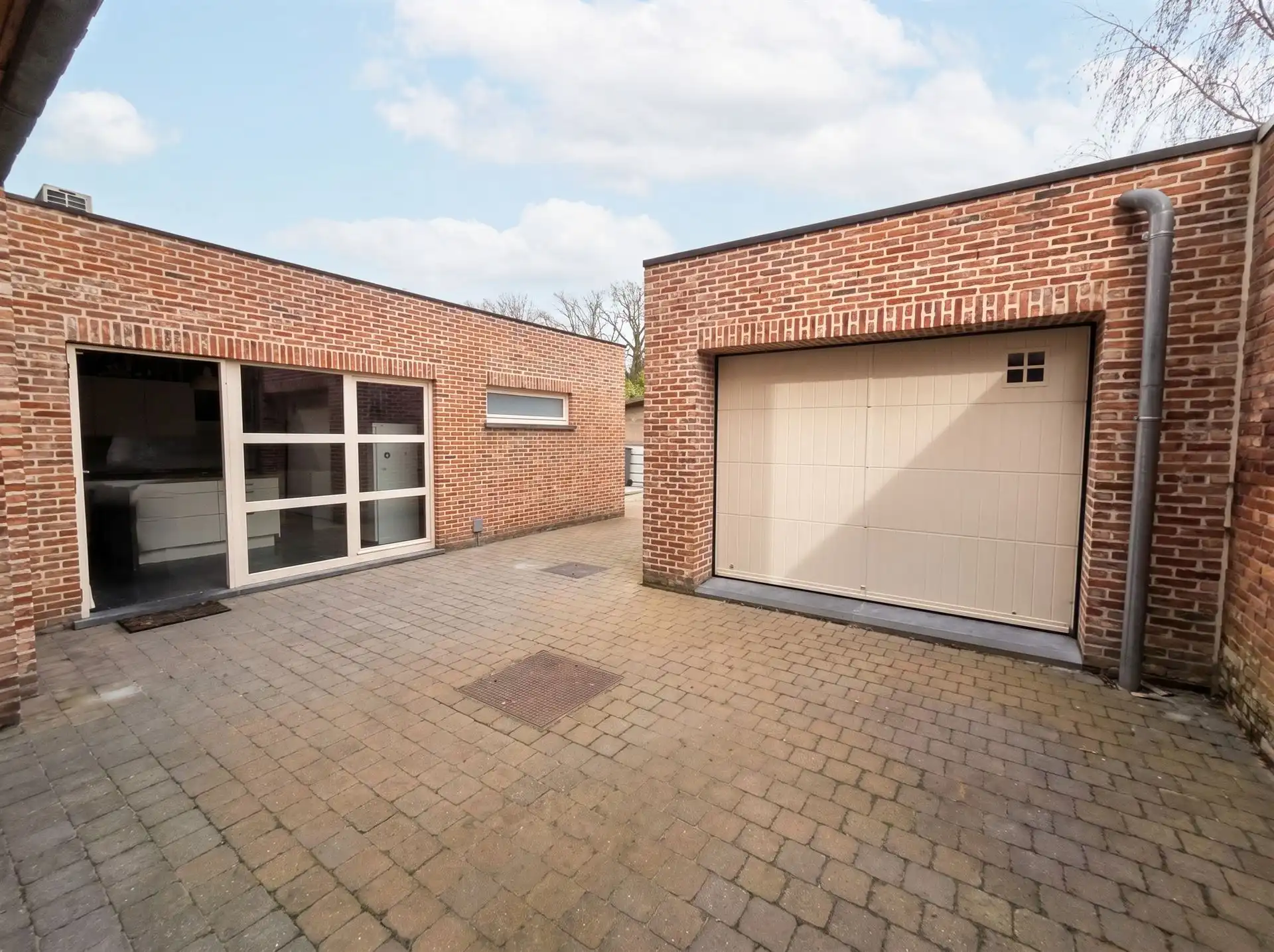 Zeer ruime woning, 4 tot 5 slaapkamers, 2 badkamers, volledig vernieuwd met ruim bijgebouw foto 17