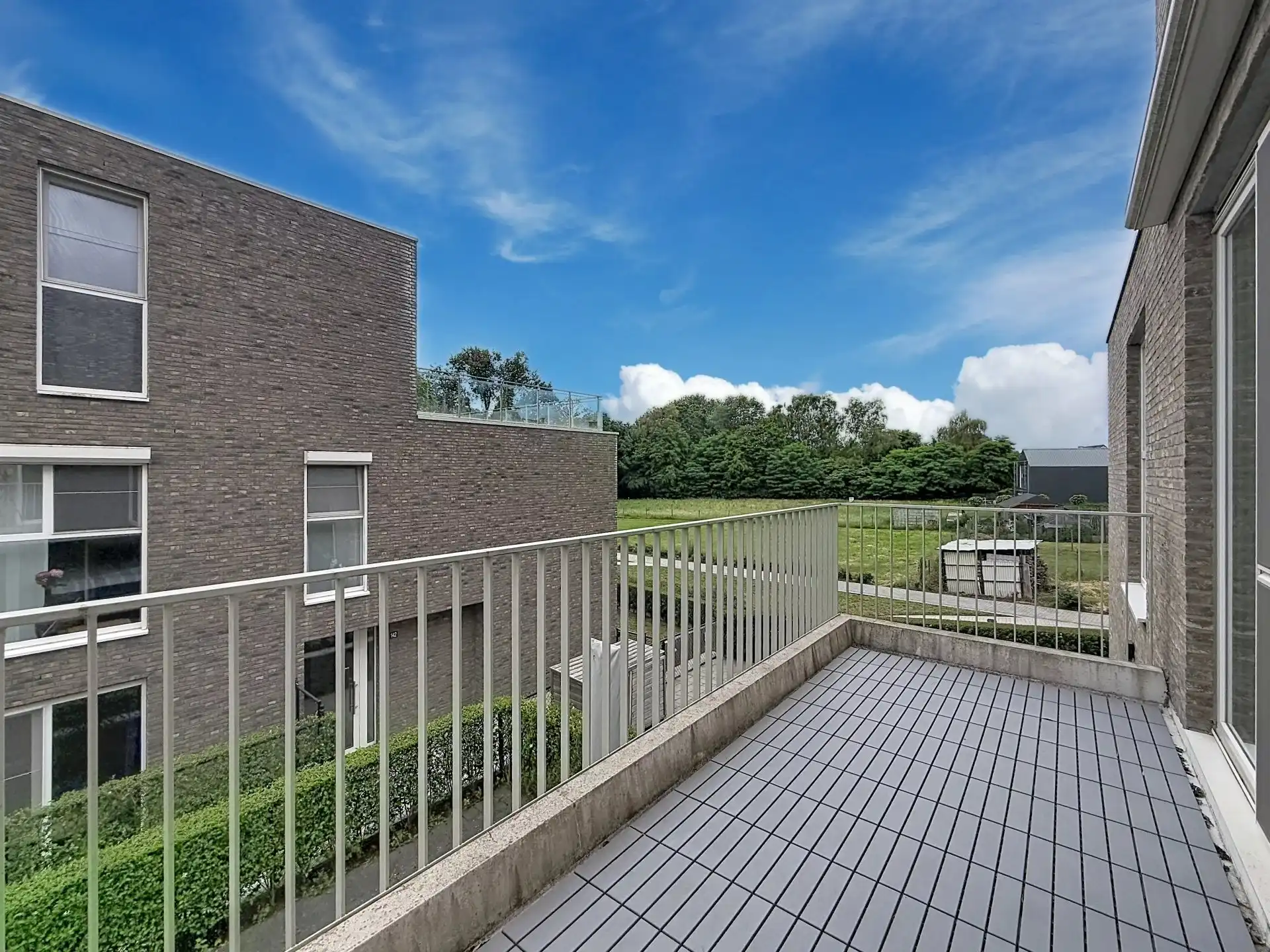 Modern appartement met 2 slaapkamers, terras en 2 ondergrondse staanplaatsen. foto 14