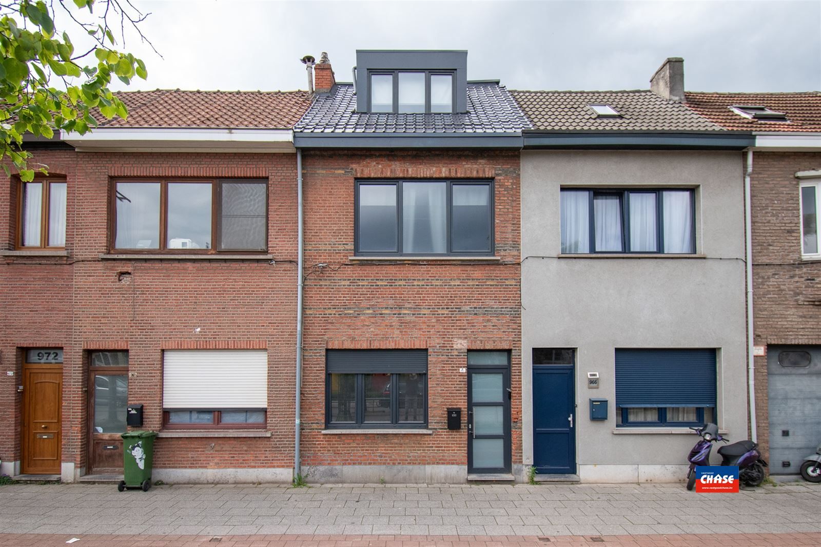 VERKOCHT ONDER VOORWAARDEN !!! Rijwoning met 4 slaapkamers en tuin foto 1