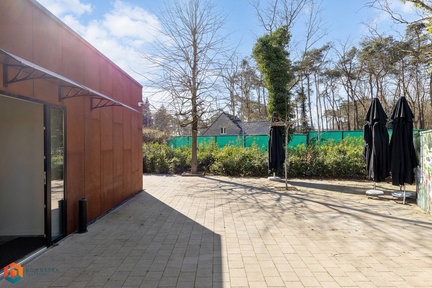 Grondig gerenoveerd handelsgelijkvloers met woonst en ruime parking foto 14