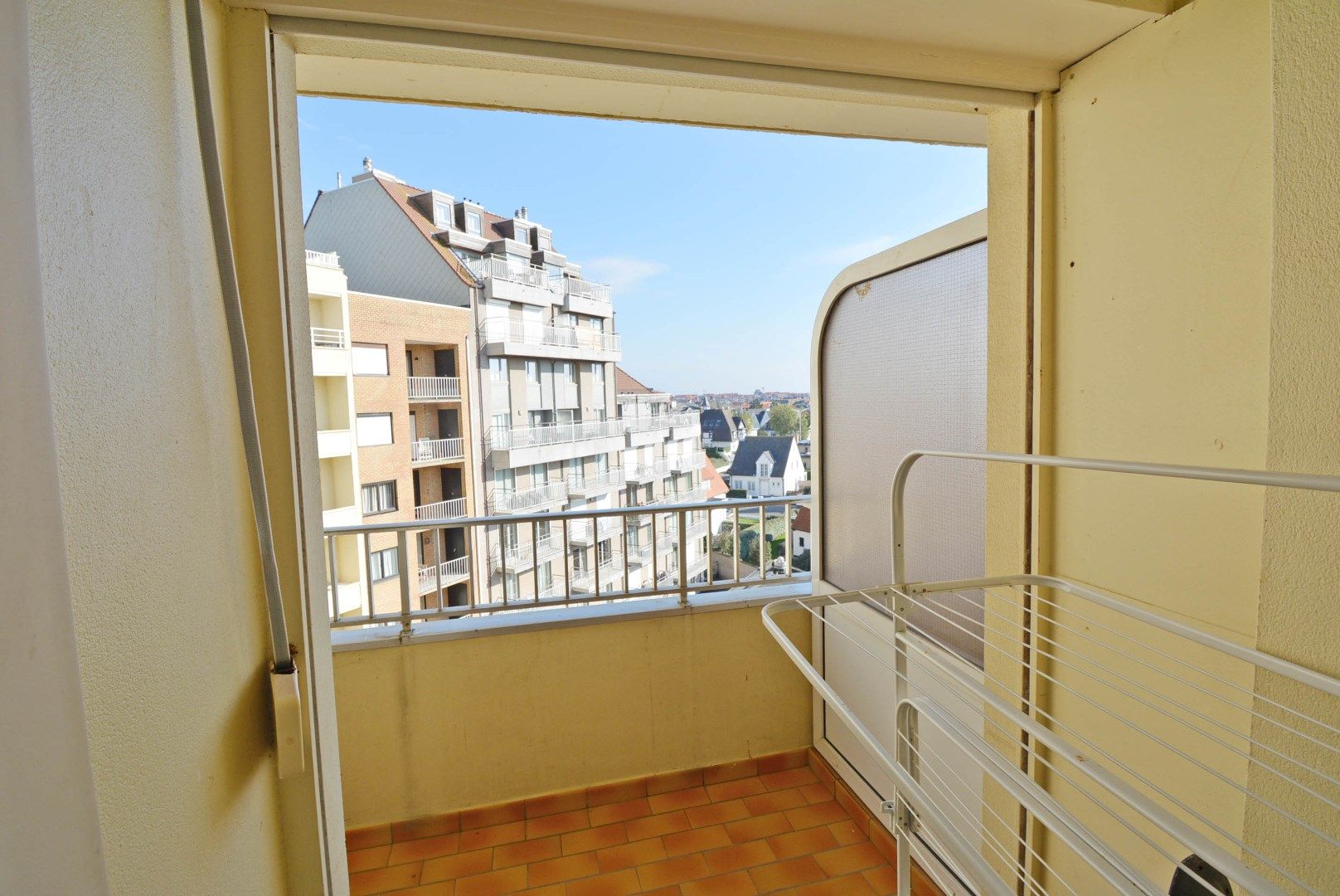 Mooi vernieuwd en zongericht appartement met goed zeezicht aan het Albertstrand foto 13