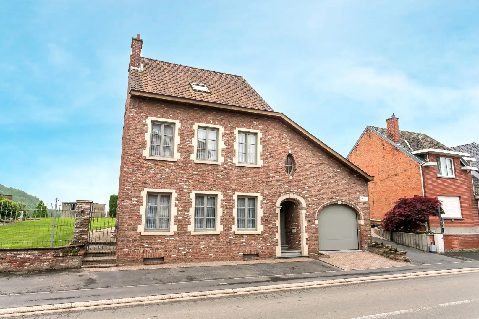 Ruime woning met naastgelegen bouwgrond en loods foto 2