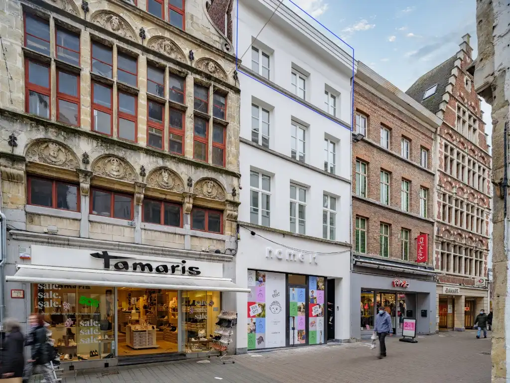 Stijlvol duplex appartement met 2 slaapkamers en terras, centraal gelegen in het bruisende centrum nabij alle belangrijkste straten en pleinen van Gent. foto {{pictureIndex}}