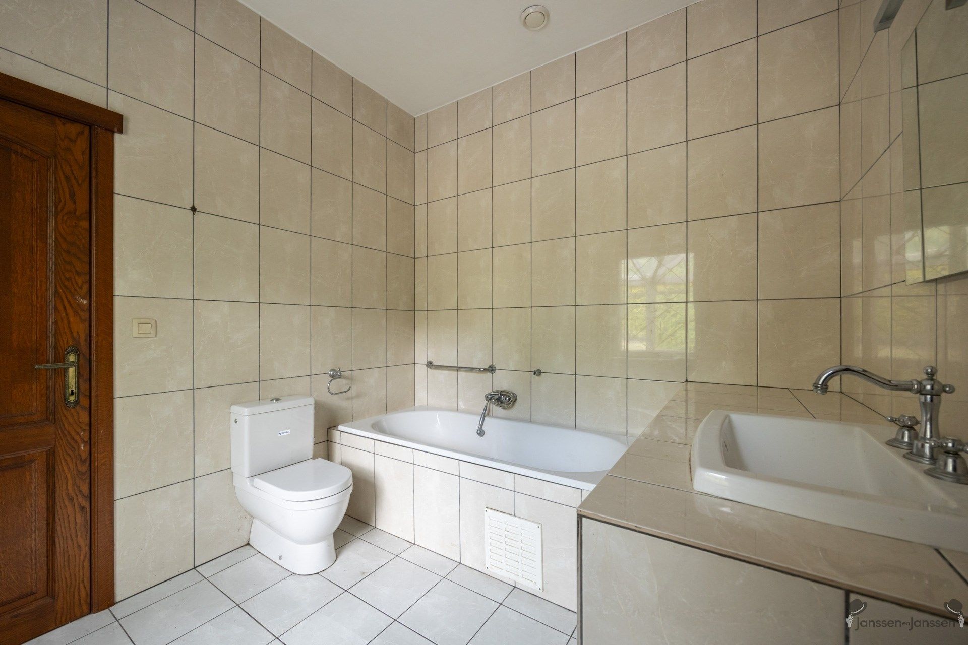 Villa met prachtige uitbouw op een zonovergoten perceel van 3.075 m². foto 16