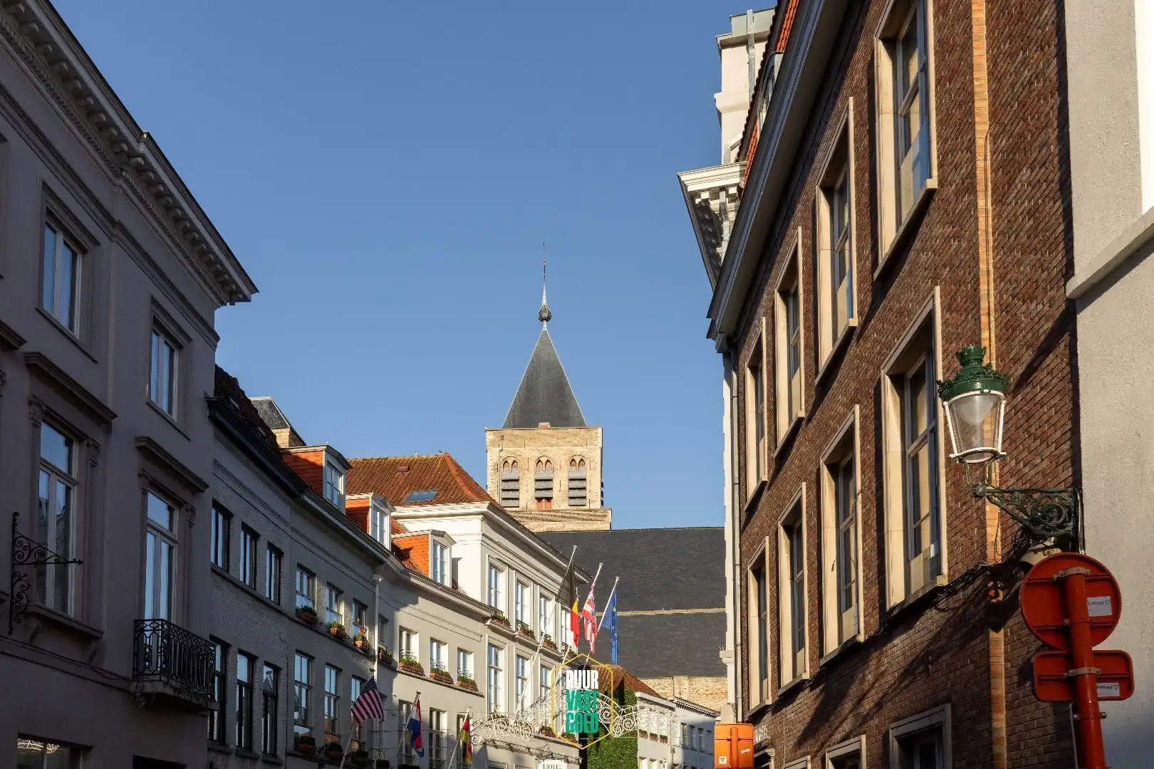 Centraal gelegen commercieel hoekpand met trapgevel in goede staat en veel mogelijkheden! foto 24