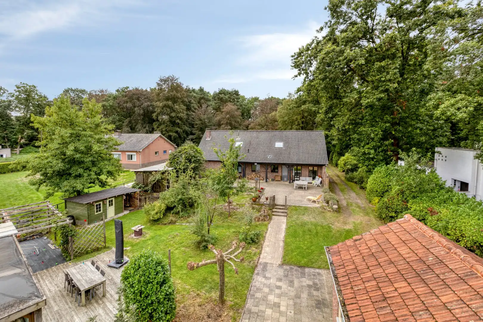 Ruime woning met 5 slpks gelegen op een rustige locatie met een vlotte verbinding naar de omliggende gemeenten !  foto 42