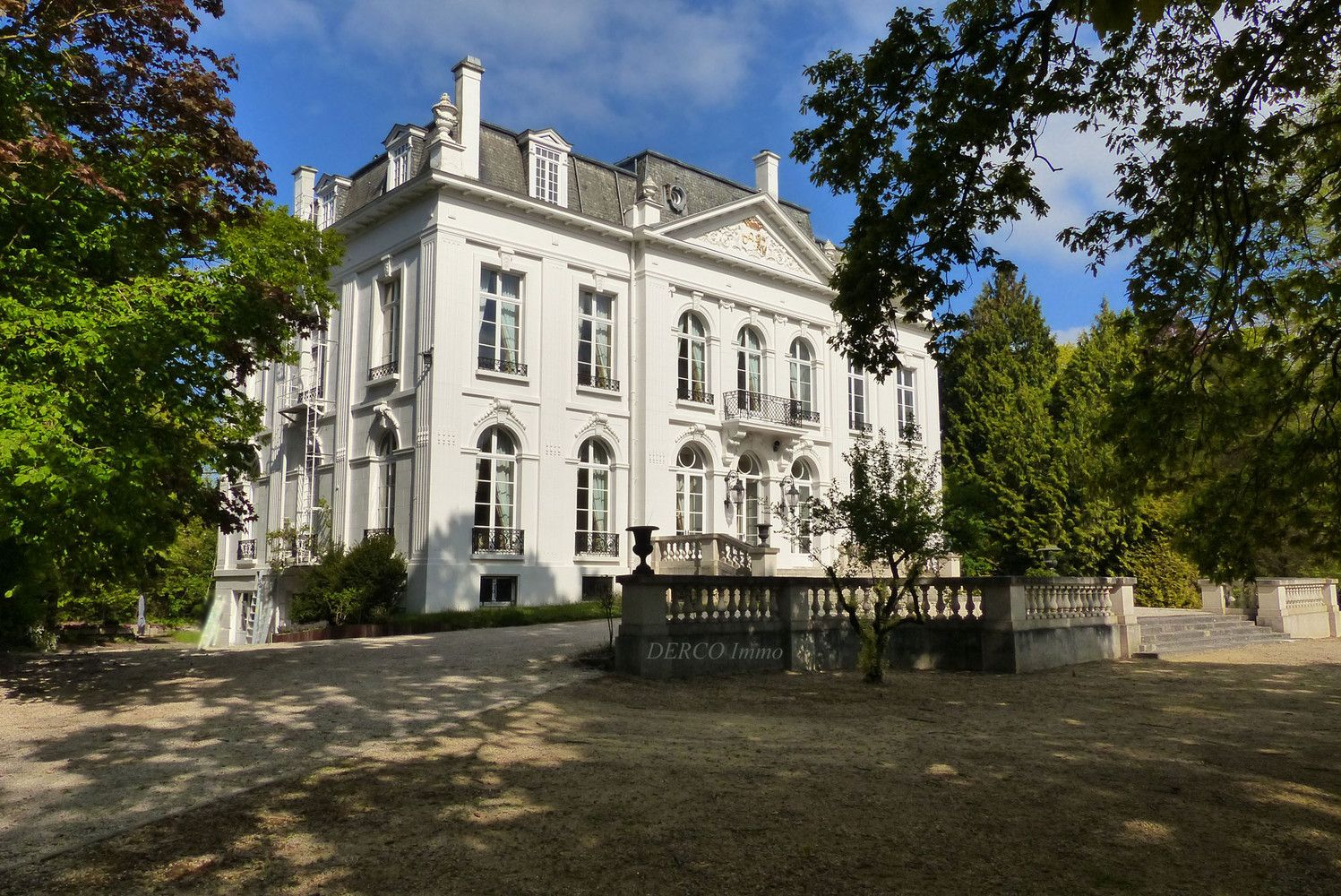 prachtig KASTEEL in voormalig voorouderlijk domein Belgische Koninklijke Familie foto {{pictureIndex}}