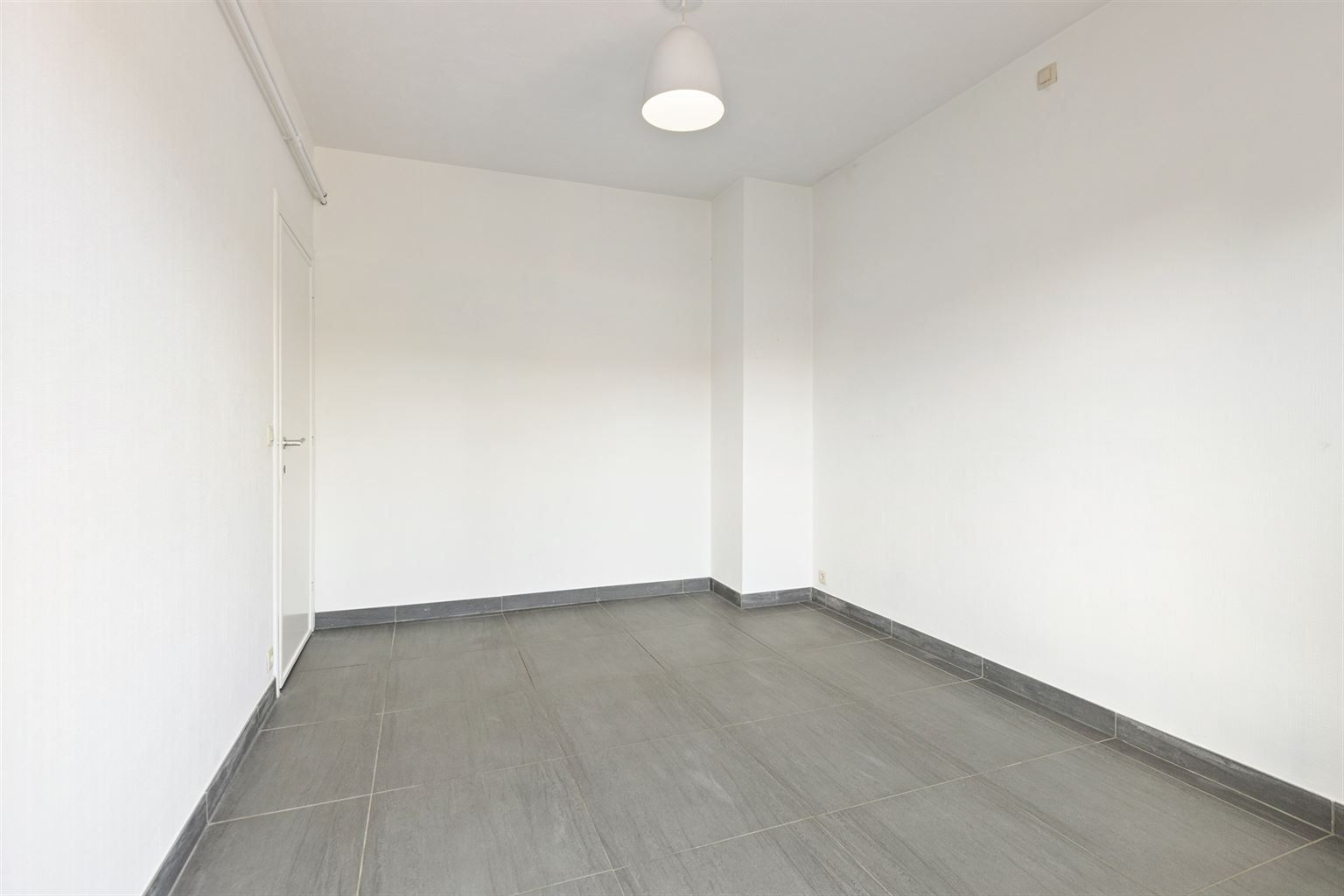 Instapklaar, gerenoveerd appartement met 3 slaapkamers, 2 terrassen en ruime garagebox gelegen op een toplocatie in het centrum van Maaseik, nabij de markt & met zicht op het Kerkplein. foto 10