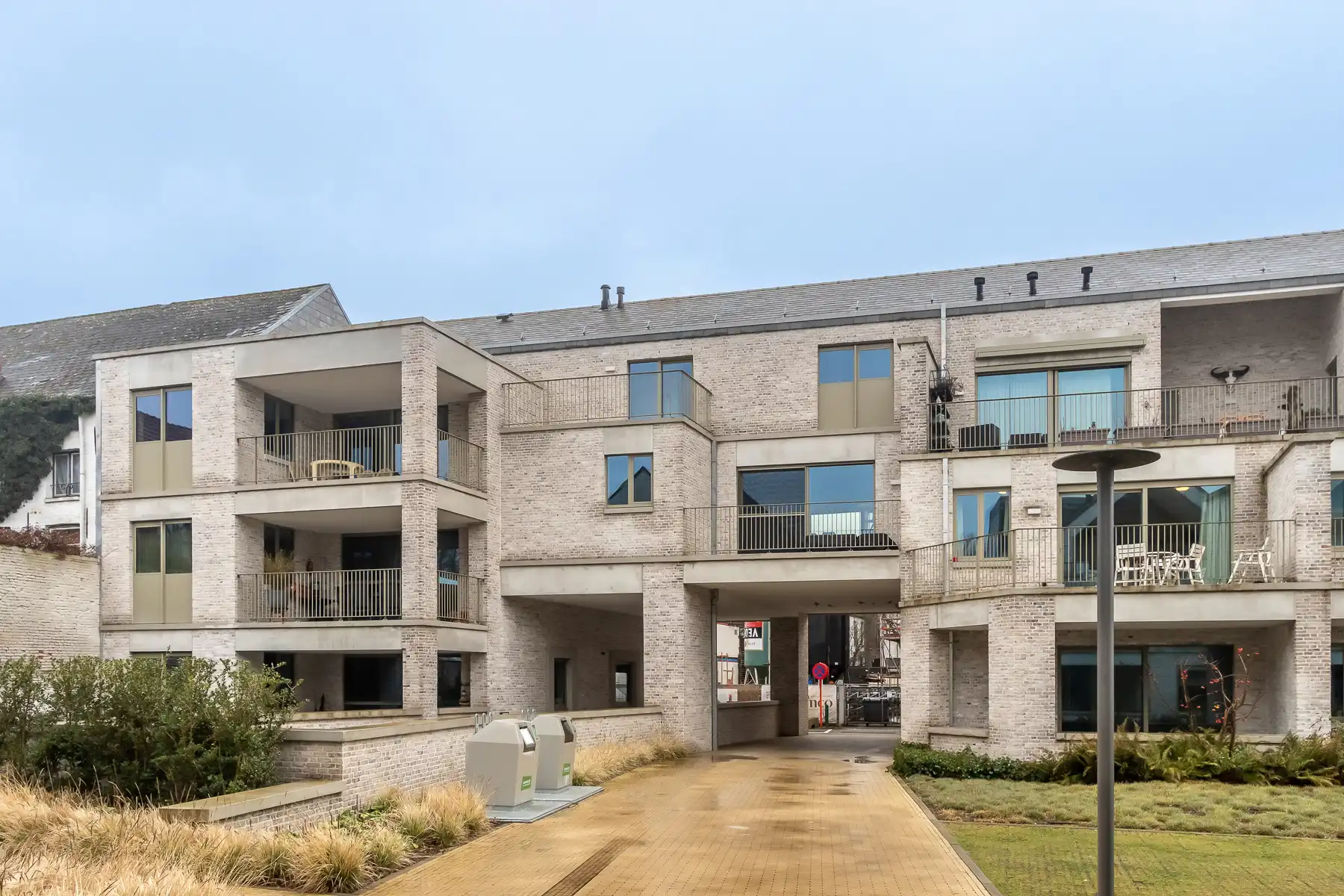 Recent 1-slaapkamer appartement, terras en autostaanplaats foto 26