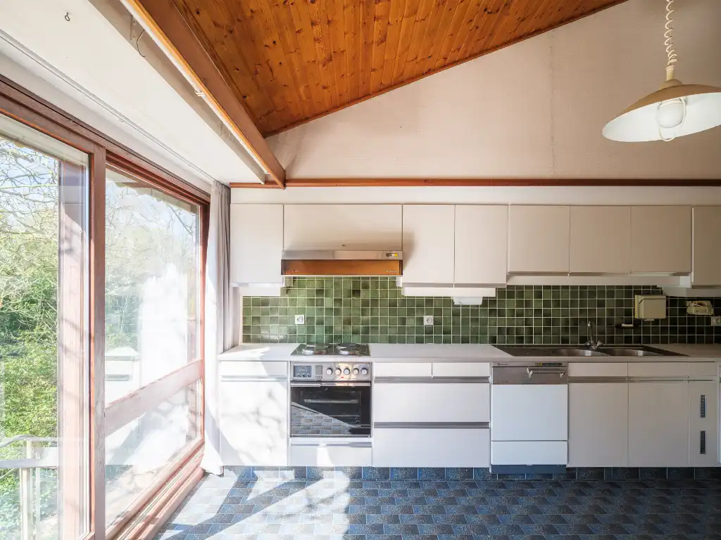 Mid-century modern villa met vier slaapkamers, verdeeld over drie niveaus, gelegen op een groen perceel in Lievegem. foto 5