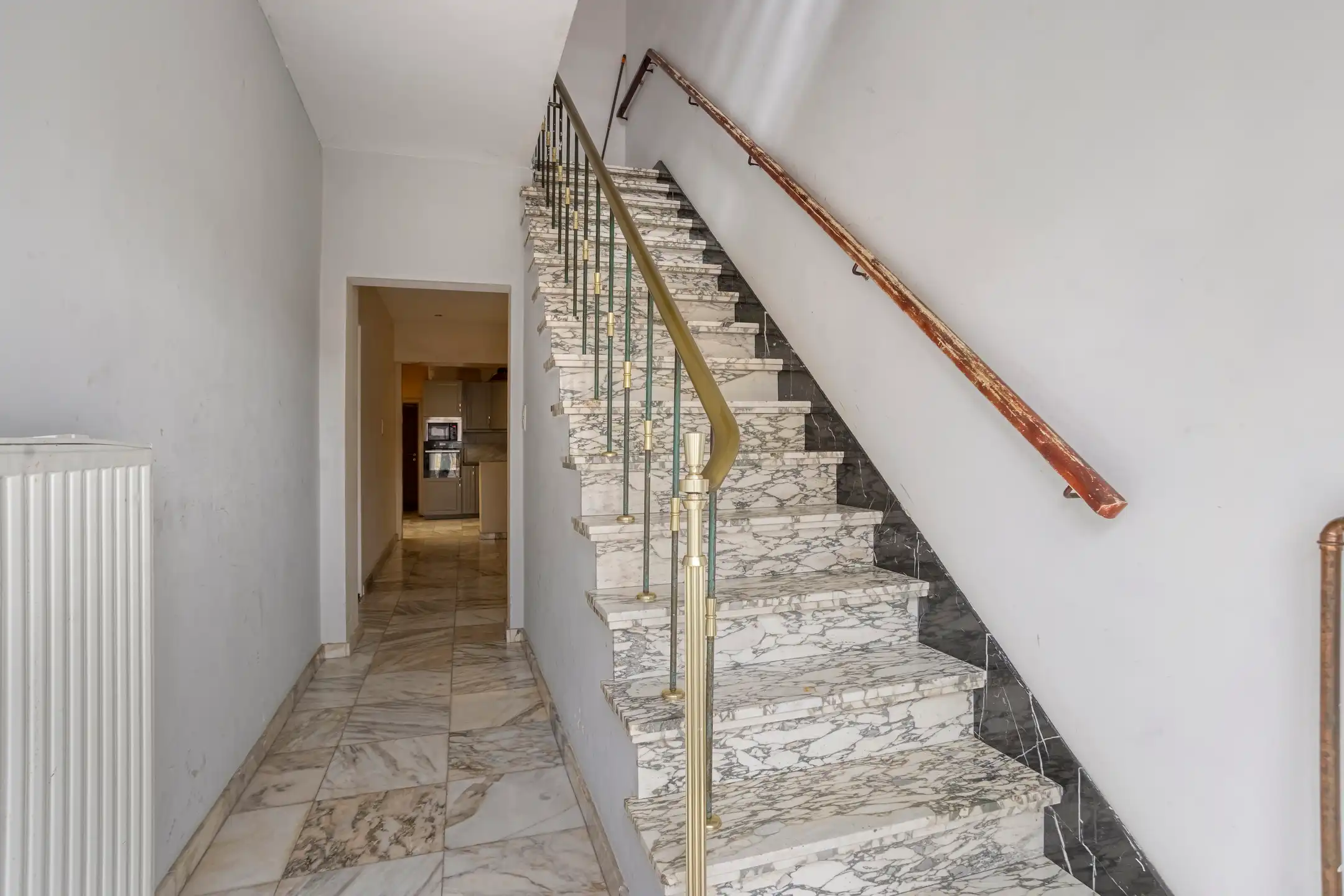Ruime rijwoning met 4 slaapkamers en renovatiepotentieel foto 2