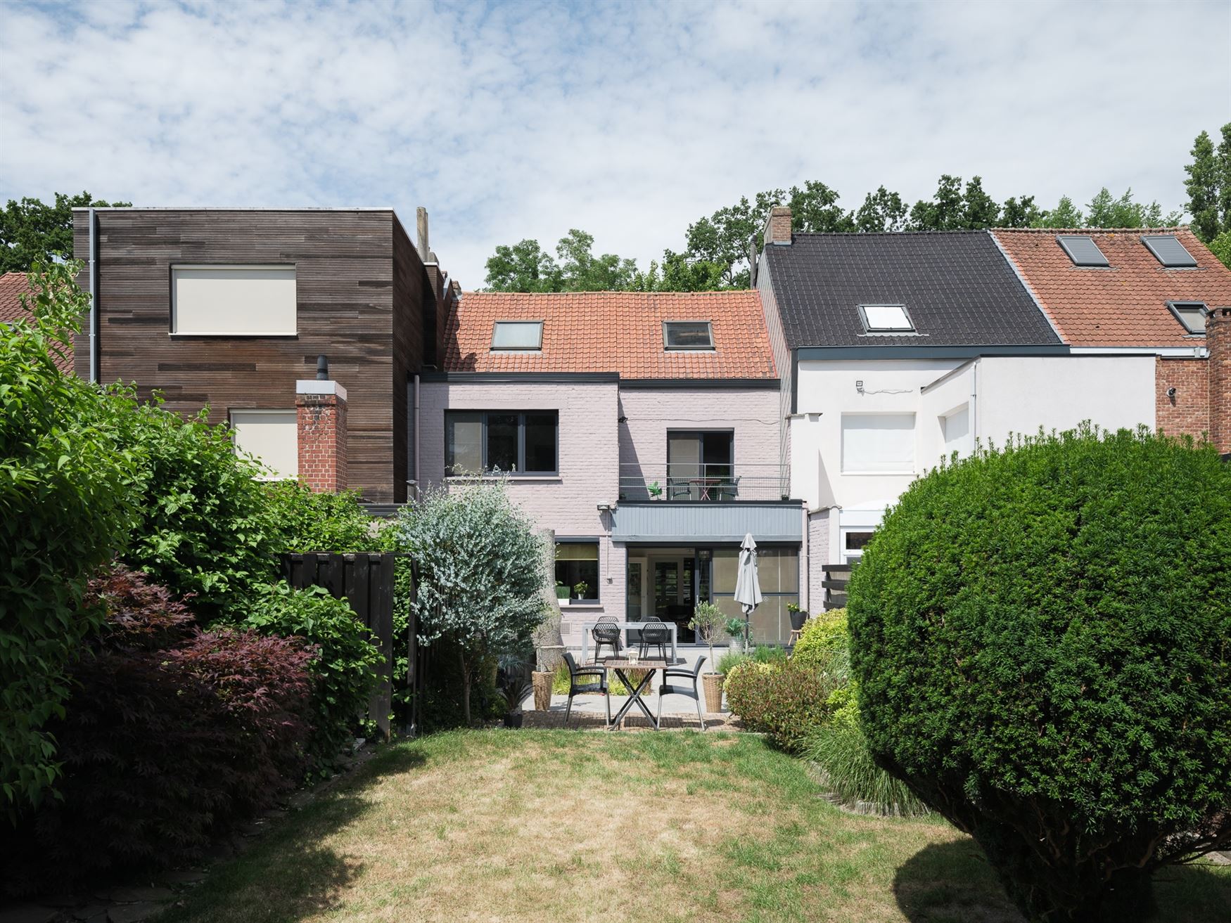 Ruime woning met karkater en zonnige tuin foto 2