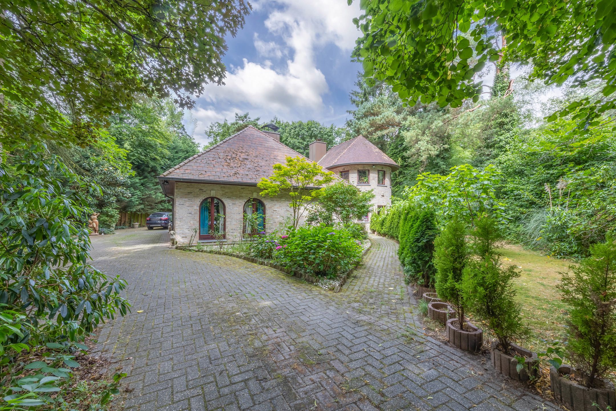 Woning met bijgebouw op groen domein van 3.905 m2 foto 5