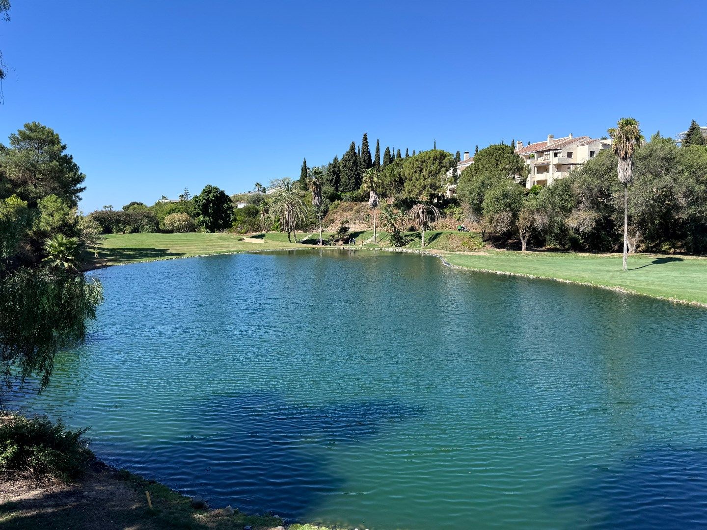 Aangenaam instapklaar en bemeubeld appartement op de golf van La Quinta, Benahavis. foto 19