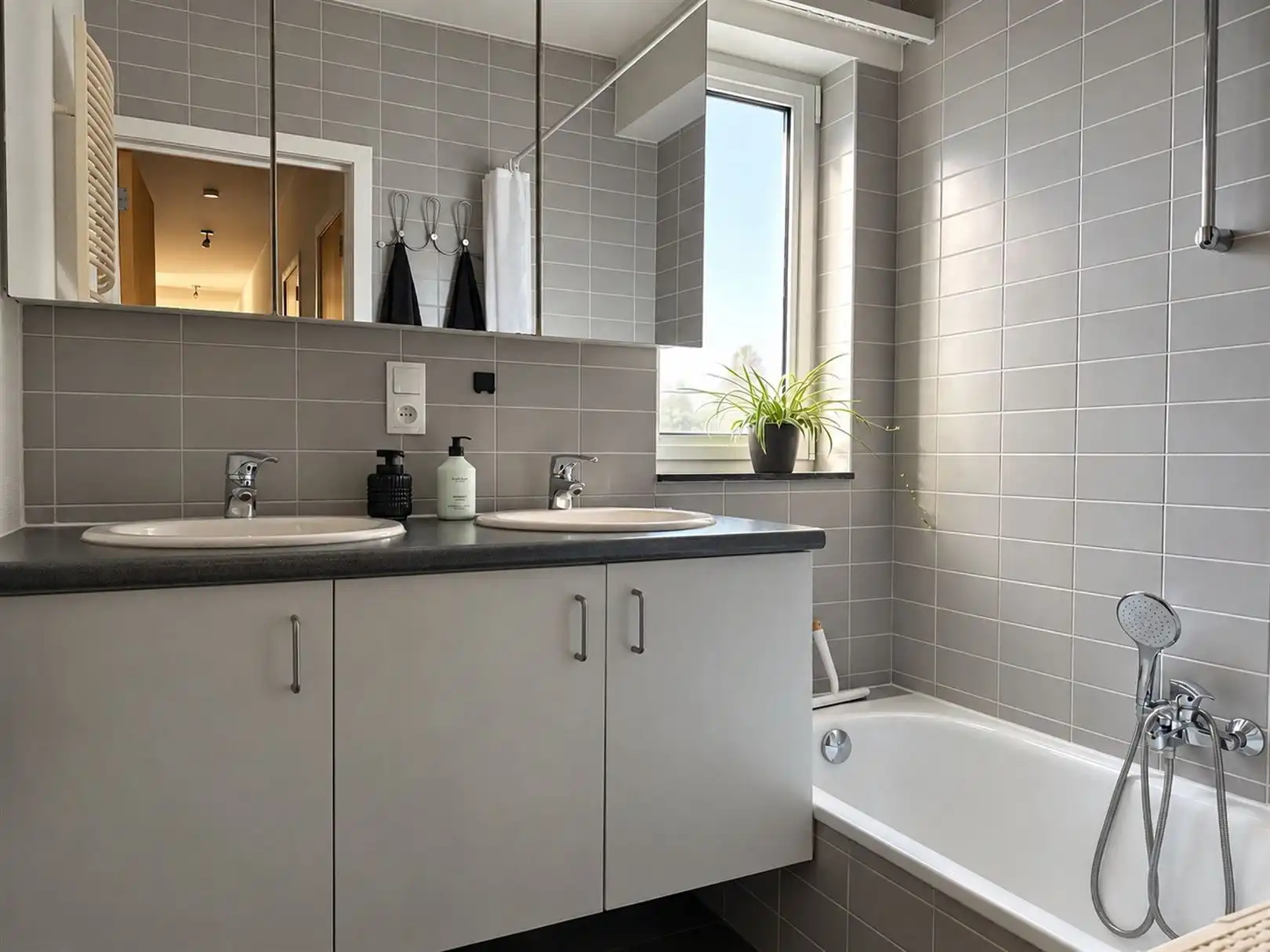 Centraal gelegen appartement met ruim terras en 2 slaapkamers foto 11