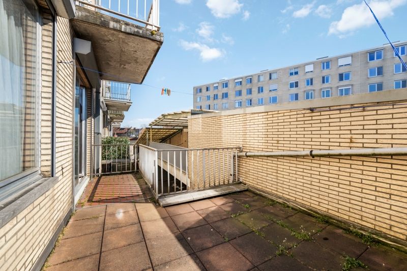 Roeselare-stadskern. Verzorgd en verhuurd TWEE-slaapkamerapprtement van 85 m2. Terras achteraan van +/- 14m2. Dichtbij scholen, winkels en de Markt, op wandelafstand. foto 9